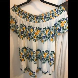 Adorable floral old navy off the shoulder top! ❤️